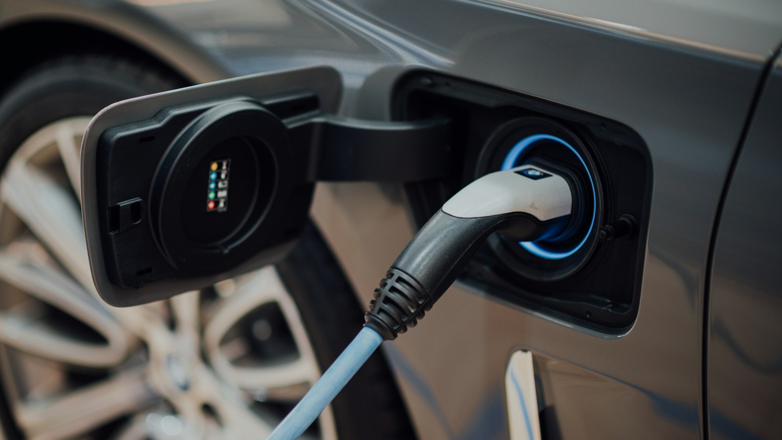 Şarj kablosu takılı elektrikli otomobil