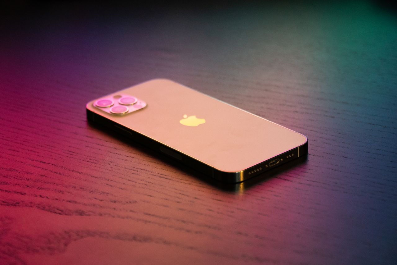 Ahşap yüzey üzerinde modern bir akıllı telefon