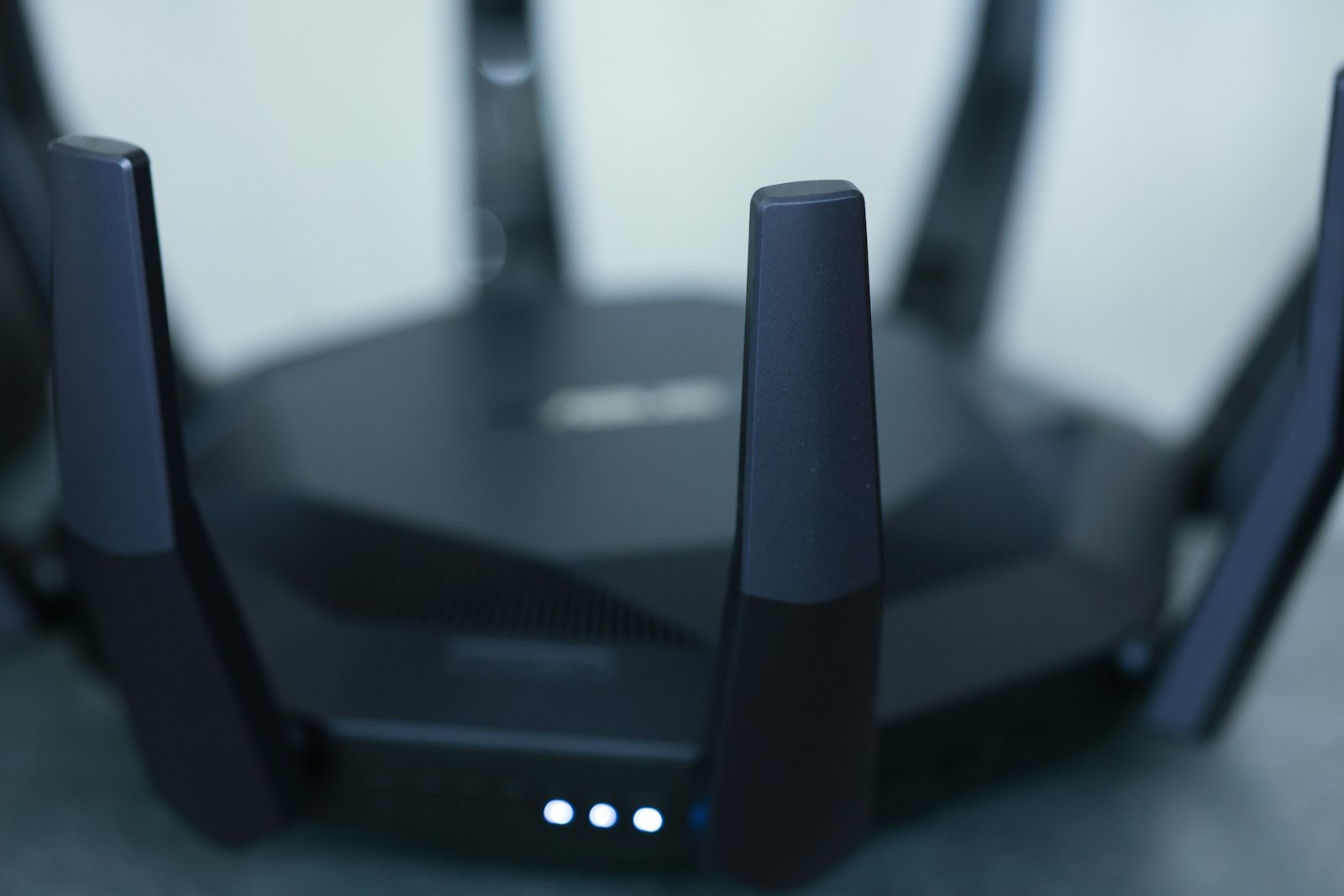 Anten ve LED ışıkları görünen Wi-Fi modem yakın çekim