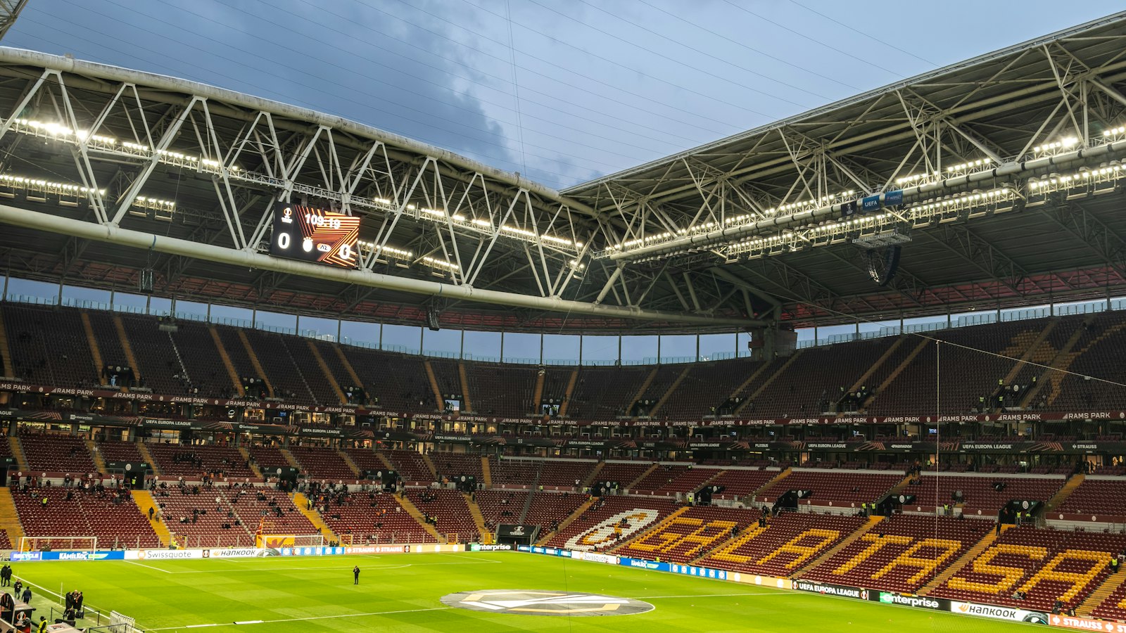 Galatasaray'ın stadı RAMS Park ışıklar altında maça hazır
